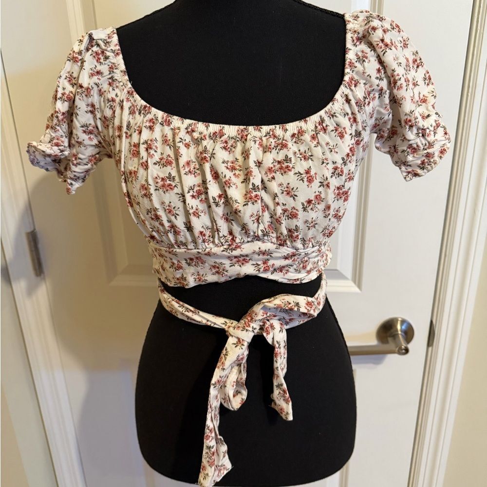 Hollister Cream and Pink Floral Blouse Cropped Top (Set)